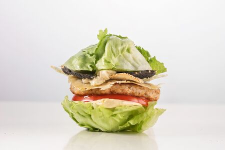 Цезарь бургер в листьях салата айсберг