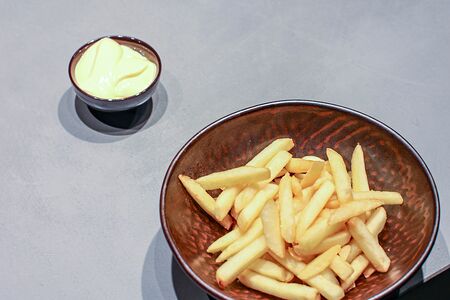 Картофель фри с сырным соусом