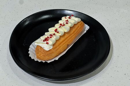 Эклер с сливочным кремом