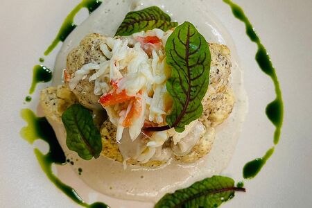 Стейк из цветной капусты с крабом, муссом из сыра и трюфеля