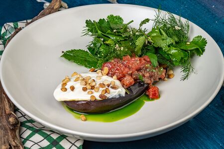 Баклажан с анчоусами и томатами