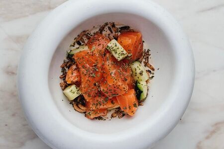 Севиче из лосося с кремом из кешью и ореховой травой