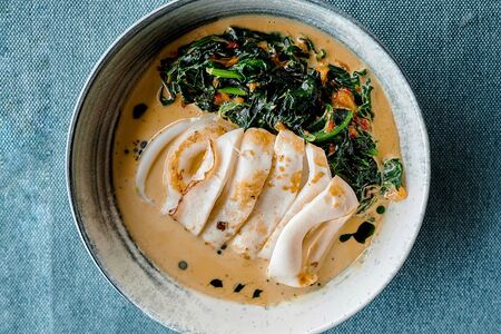 Кальмар с печеным перцем и шпинатом