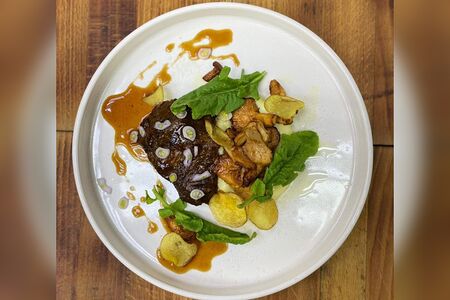 Щека теленка с жареными лисичками и трюфельным пюре