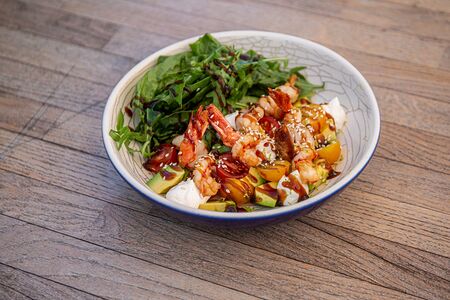 Салат с креветками, авокадо и кремом фета