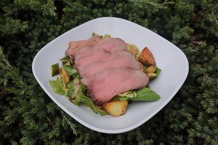 Салат с ростбифом, рукколой и битыми огурцами