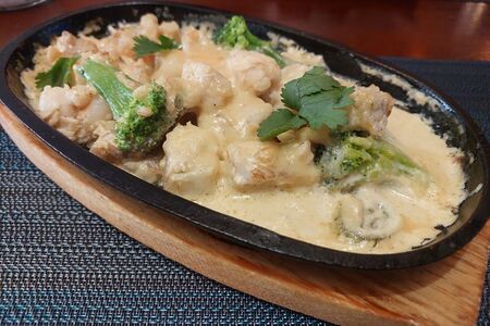 Сливочная треска с креветкой, брокколи и халапеньо