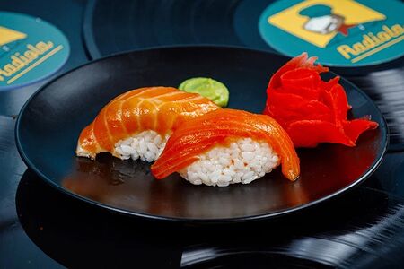 Суши с лососем