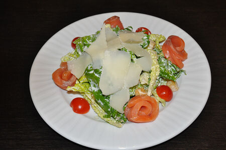 Салат Цезарь с сёмгой