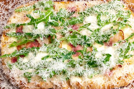 Бекон со страчателлой и рукколой