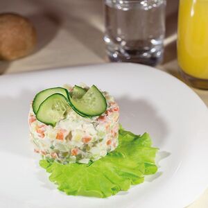 Салат Оливье с нежной курочкой