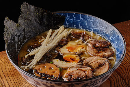 Тонкоцу-рамен со свининой, грибами и корнем лотоса