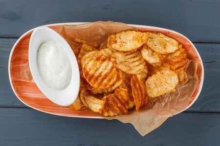 Чипсы картофельные с соусом цезарь