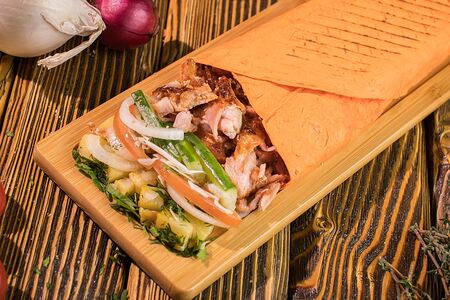 Шаурма свиная Гигант в сырном лаваше