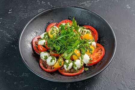 Капрезе с мини-моцареллой