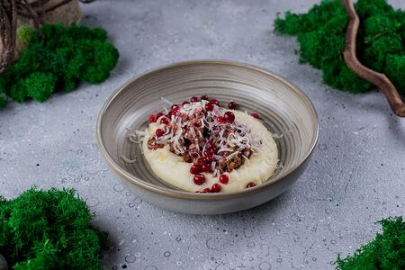 Тартар из говядины, картофельно-трюфельный мусс, брусника, пармезан