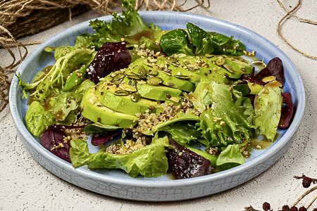 Авокадо с киноа и зеленой спаржей в имбирной заправке