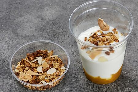 Домашний йогурт с манго и гранолой