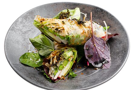 Спринг-роллы со спаржей и авокадо с ореховым соусом