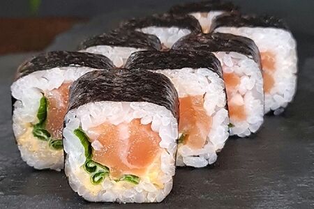 Маки-ролл Kurashikku с лососем и луком  