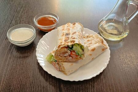Шаверма в лаваше с курицей