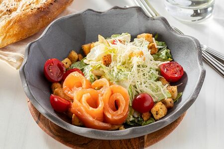 Салат Цезарь с семгой