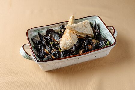 Соте из мидий с соусом арабьята