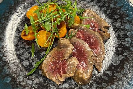 Ростбиф с томатами черри
