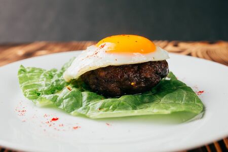 Бифштекс говяжий с яйцом