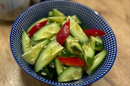 Салат Свежие огурцы в чесночном маринаде