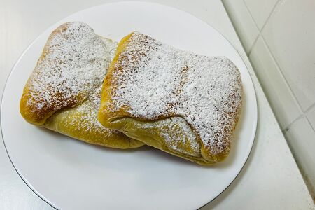 Булочка с творогом