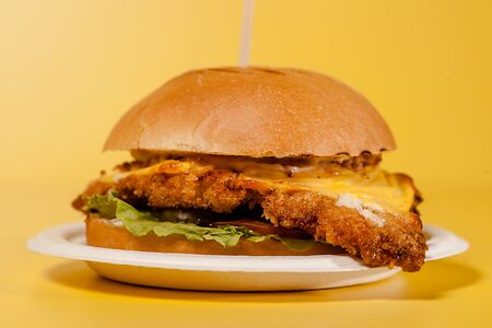 Чизбургер с куриной котлеткой