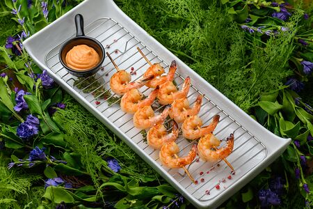 Тигровые креветки с соусом тобико