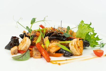 Древесные грибы с лососем и креветками