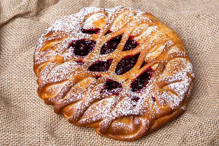 Пирог с творогом и брусникой