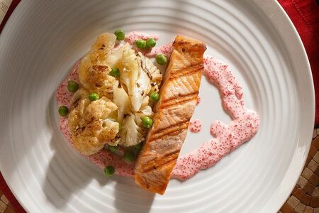 Стейк из лосося с мини-овощами