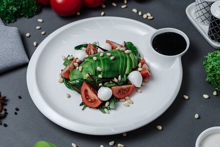 Салат с авокадо