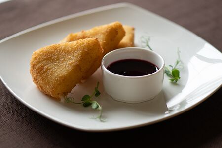 Жареный сыр сулугуни с ягодным соусом