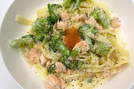 Паста с лососем и брокколи в сливочном соусе