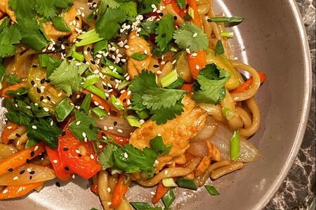 Удон с курицей и овощами