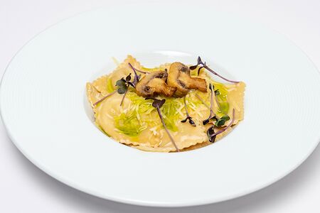 Равиоли с белыми грибами в сливочном соусе