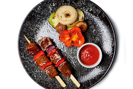 Шашлычки из языка с печеными овощами