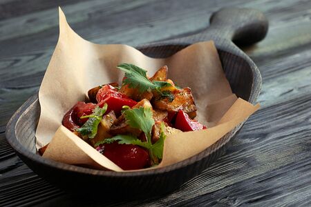 Салат с томатами и хрустящим баклажаном