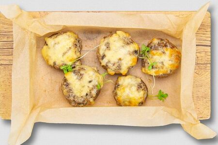 Шампиньоны, запеченные с беконом и сыром