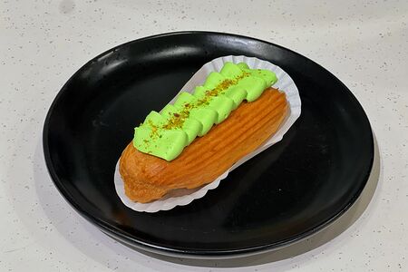 Эклер с фисташковым кремом