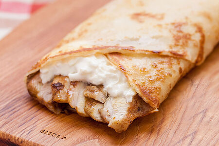 Блин с румяной курочкой и соусом