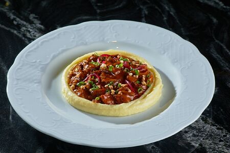 Бефстроганов с пюре из печеного чеснока и хрустящей гречей