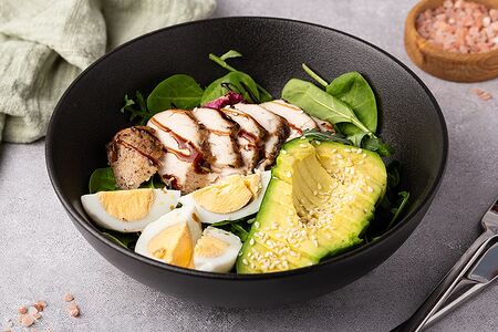 Салат Фитнес с авокадо и курой 