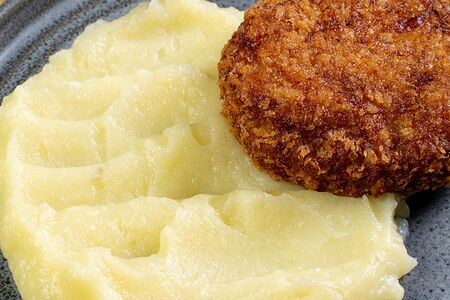 Детская куриная котлетка с пюре