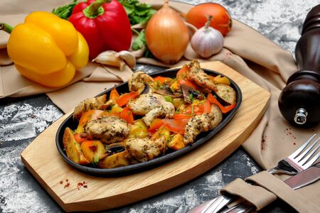 Сковородка с курицей и грибами